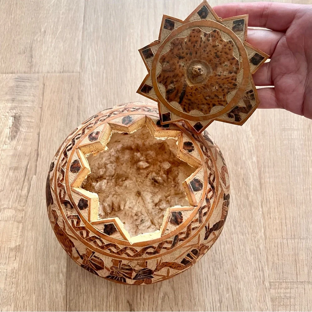 VINTAGE HAND‎ CARVED PERUVIAN GOURD FOLK ART / SOUTH AMERICAN ART